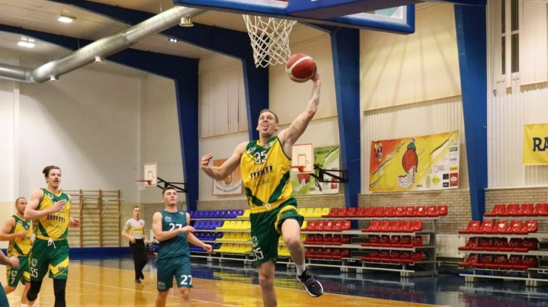 Kārlis Lasmanis ar bumbu. Foto: basket.lv