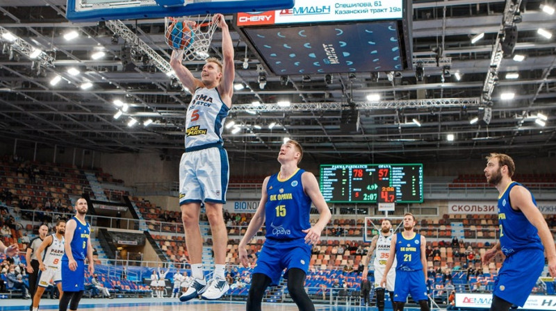 Mareks Mejeris triec bumbu grozā. Foto: FIBA Europe Cup