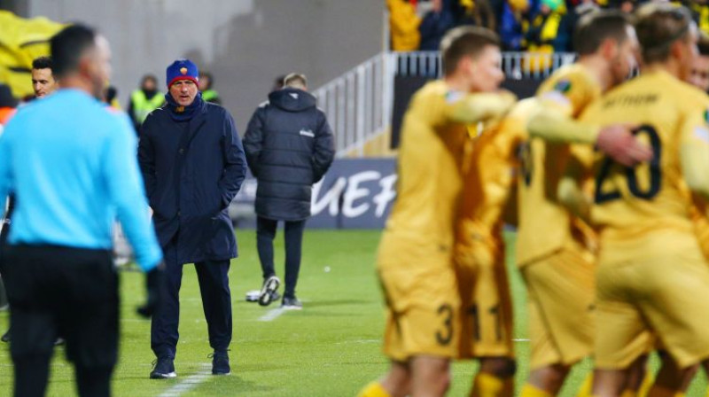 Žuzē Morinju spiests noskatīties, kā kārtējos vārtus svin "Bodo/Glimt" futbolisti. Foto: EPA/Scanpix