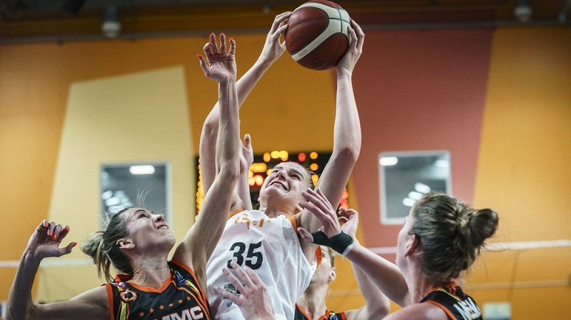 Daugile Šarauskaite cīņā ar Jevgeņiju Beļakovu un Emmu Mēsemanu. Foto; Romāns Kokšarovs/FIBA