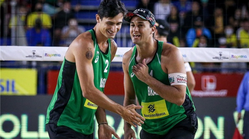 Andre un Žoržs pilnu tribīņu priekšā izcīnīja uzvaru vīru turnīrā. Foto: FIVB