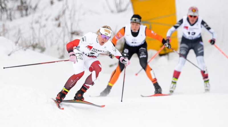 Jonna Sundlinga priekšplānā ceturtdaļfināla braucienā mirkli pirms kritiena. Foto: Foto: Simon Hastegård/Bildbyrån