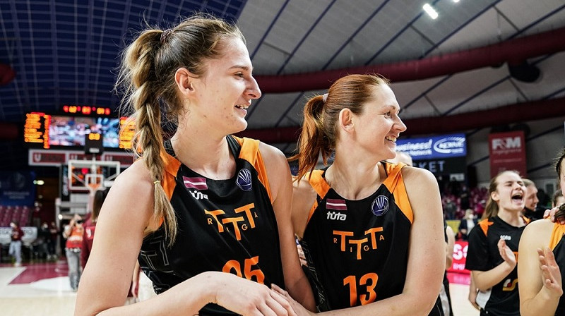 Daugile Šarauskaite un Aija Klakocka. Foto: EuroLeague Women