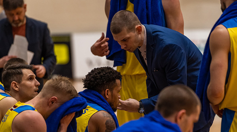 Artūrs Ausējs galvenā trenera ampluā. Foto: Pärnu Sadam