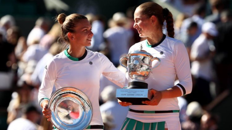 Simona Halepa un Aļona Ostapenko pēc "French Open 2017" fināla. Foto: WTA