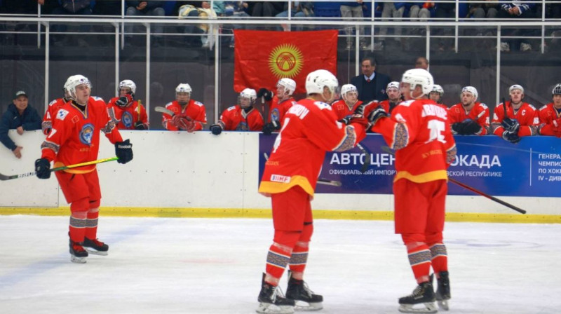 Kirgizstānas izlases hokejisti svin vārtu guvumu. Foto: IIHF