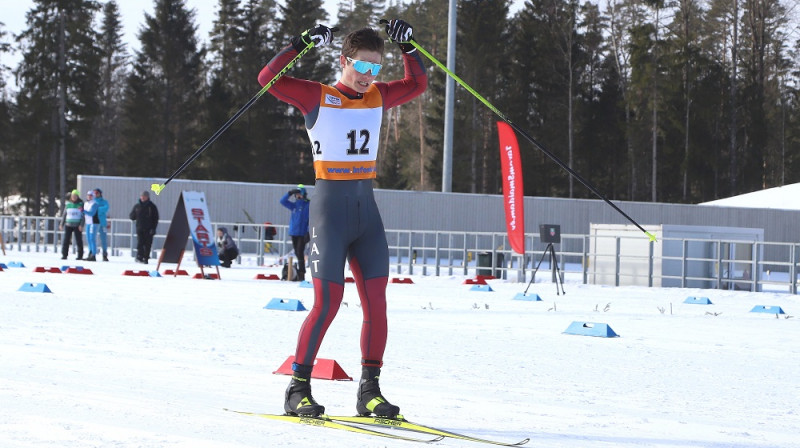 Lauris Kaparkalējs priecājas par uzvaru finišā. Foto: A.Veckalniņš/ski.lv