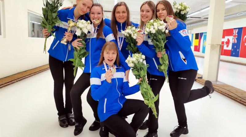 No kreisās - Ērika Patrīcija Bitmete, Veronika Apse, Evelīna Barone, Iveta Staša Šaršūne, Rēzija Ieviņa, Letīcija Ieviņa
Foto: Linda Mangale