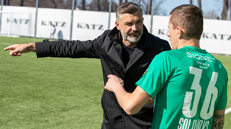 Tomislavs Stipičs sūta laukumā Aleksandru Solovjovu. Foto: Kristiāns Putniņš|FK Auda