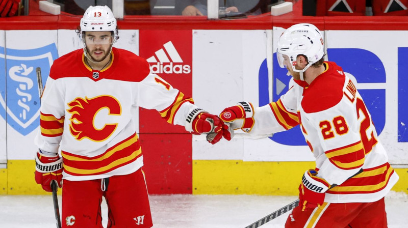 Kalgari "Flames" uzbrucēji Džonijs Gudro un Eliass Lindholms. Foto: Kamil Krzaczynski/AP/Scanpix