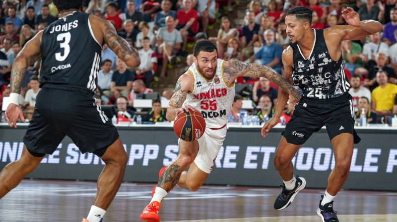 Maiks Džeimss ar bumbu spēlē pret Lionas ASVEL. Foto: asmonaco.basketball