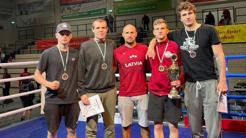 Treneris Iļja Žiļinskis(vidū) ar saviem audzēkņiem. M.Prokudins (otrais no labās). Foto: no bokseru sociālajiem tīkliem.