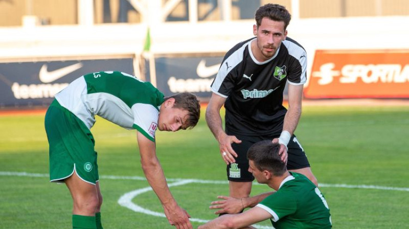 Rendijs Šibass ar "Mettas" spēlētājiem. Foto: Kristians Putniņš/FK Auda