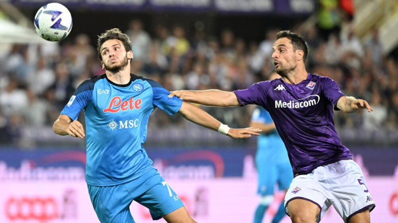 Hviča Kvaratshelija (''Napoli'') pret Džakomo Bonaventuru (''Fiorentina''). Foto: SIPA/Scanpix