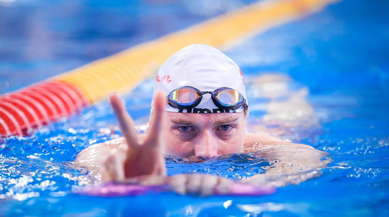 Pasaules rekordists veicmeistariem Andrejs Dūda. Foto Latvijas Peldēšanas federācija.