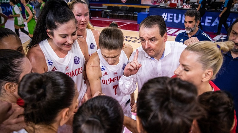 Mārtiņš Zībarts un "Olympiacos" basketbolistes 2022. gada 11. oktobrī. Foto: EuroLeague Women