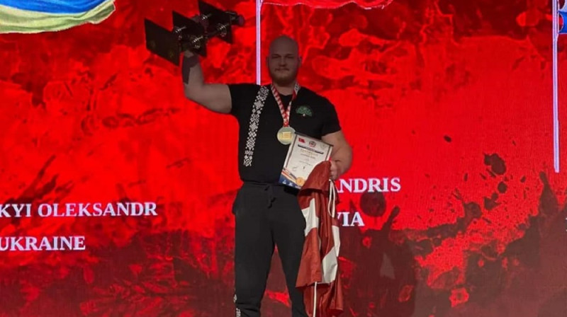 Sandris Šedis kļuvis par pasaules čempionu. Foto: Latvijas Armvrestlinga federācija.