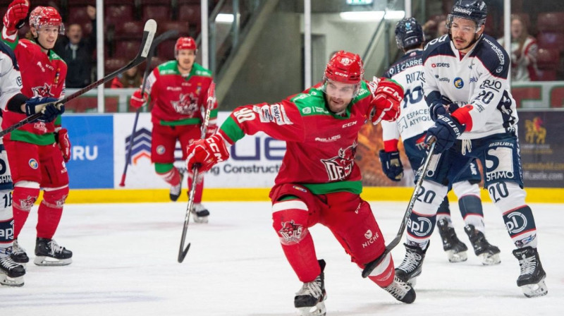 Kārdifas "Devils" hokejists svin vārtu guvumu. Foto: IIHF