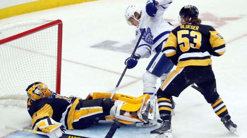 Teodors Bļugers vārtu priekšā cīņā pret Viljamu Nīlanderu. Foto: Charles LeClaire/USA Today Sports/Scanpix