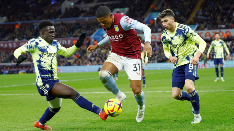 Birmingemas "Aston Villa" futbolists Leons Beilijs ar bumbu cīņā pret Līdsas "United". Foto: Andrew Boyers/Reuters/Scanpix