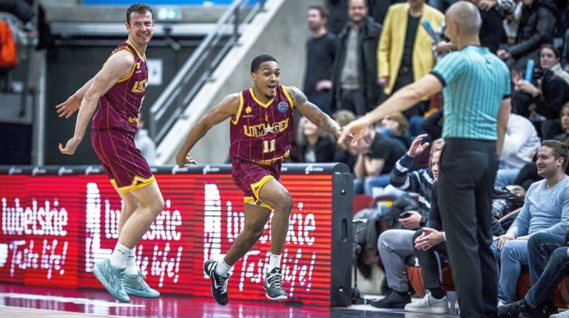 Francijas kluba "Limoges" basketbolists Braiss Džounss svin trāpīto izšķirošo metienu. Foto: FIBA