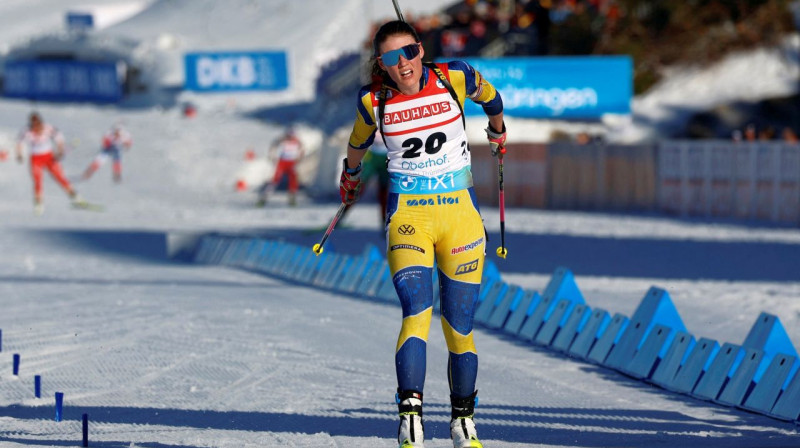 Zviedrijas biatloniste Hanna Ēberja finišā. Foto: Lisa Leutner/Reuters/Scanpix