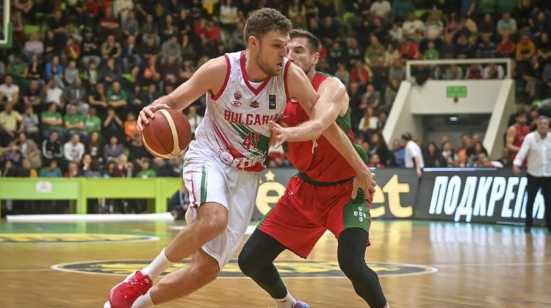 Aleksandars Vezenkovs ar bumbu cīņā pret Portugāles valstsvienību. Foto: FIBA