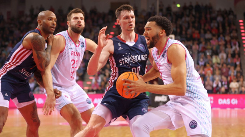 Rodions Kurucs aizsardzībā pret Bonnas "Telekom Baskets". Foto: Jürgen Schwarz/Imago Images/Scanpix