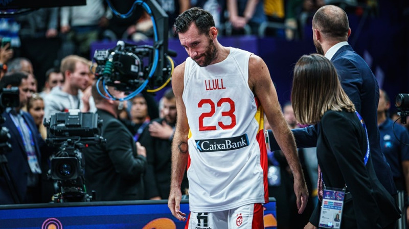 Rudijs Fernandess Serhio Juļa kreklā pēc zelta izcīnīšanas EČ. Foto: FIBA