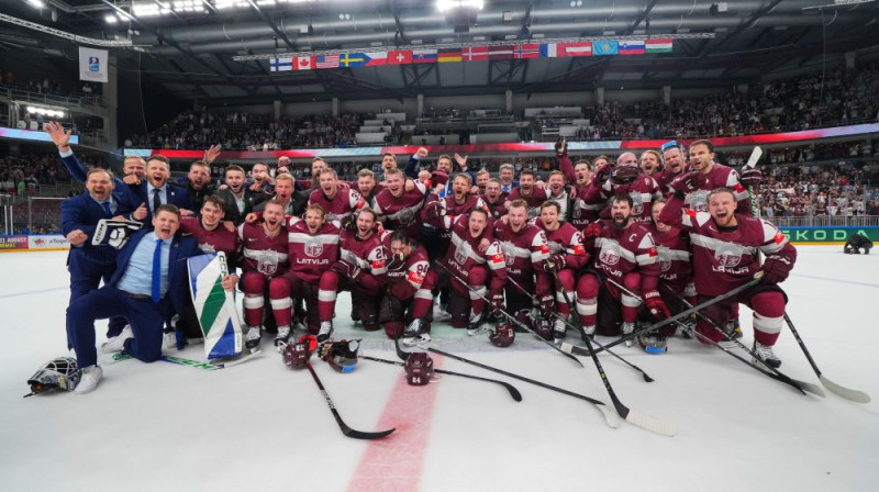 Latvijas hokeja izlase svin vēsturisko panākumu. Foto: Matt Zambonin/IIHF