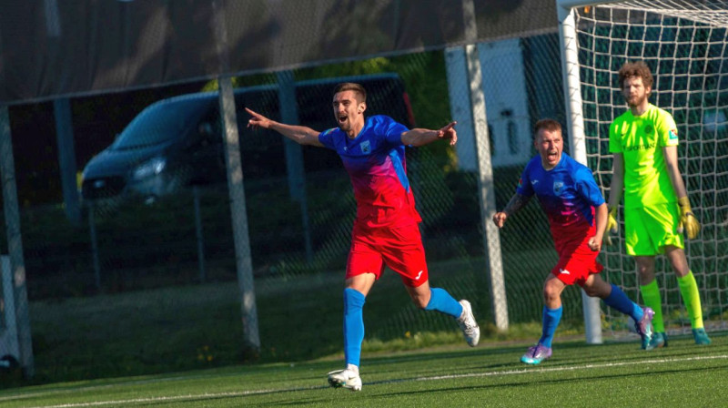 Alekss Regža pēc vārtu guvuma. Foto: FK Beitar