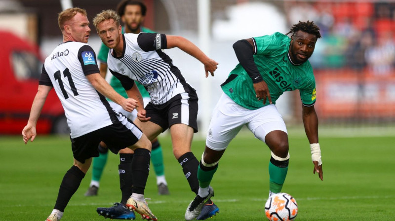 Ņūkāslas "United" futbolists Allāns Senmaksimēns ar bumbu. Foto: Lee Smith/Reuters/Scanpix