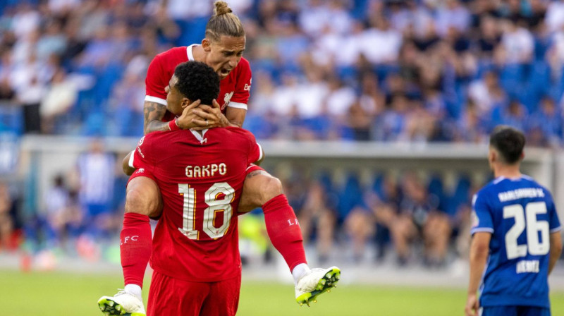 "Liverpool" futbolisti Konstantīns Cimiks un Kodijs Gakpo. Foto: Beautiful Sports/Imago Images/Scanpix