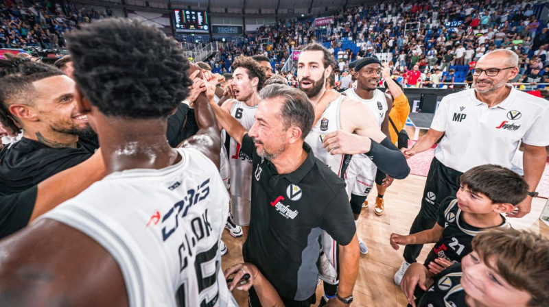 Luka Banki ar Boloņas "Virtus" basketbolistiem. Foto: Virtus Segafredo Bologna