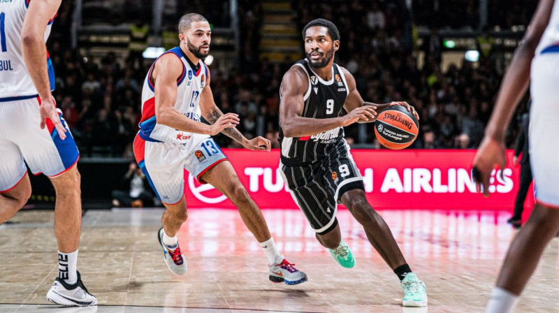 Boloņas "Virtus" basketbolists Džeilīns Smits ar bumbu. Foto: Virtus Segafredo Bologna