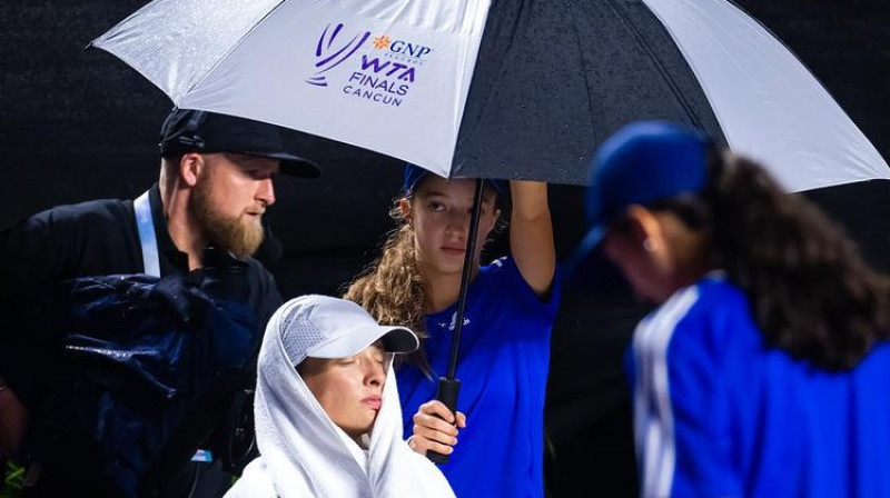 Iga Švjonteka lietus pauzē. Foto: Jimmie48 / WTA