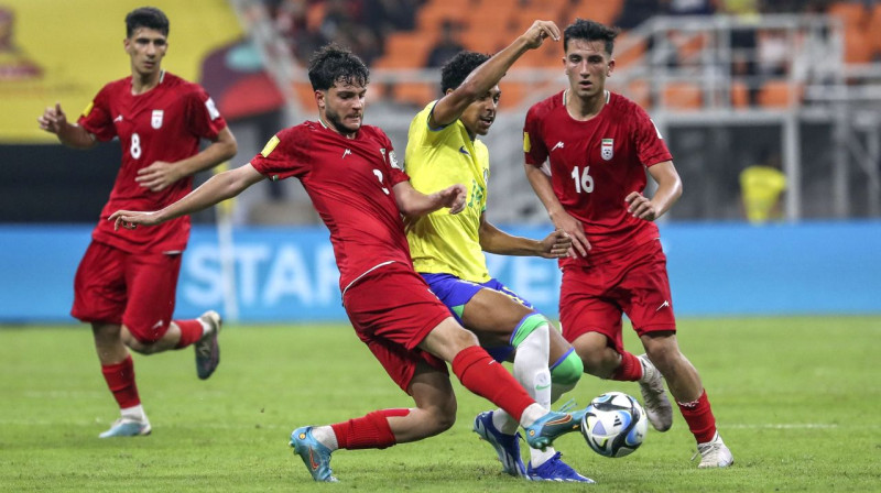 Mirklis no Irānas un Brazīlijas U17 valstsvienību spēles. Foto: Bagus Indahono/EPA/Scanpix