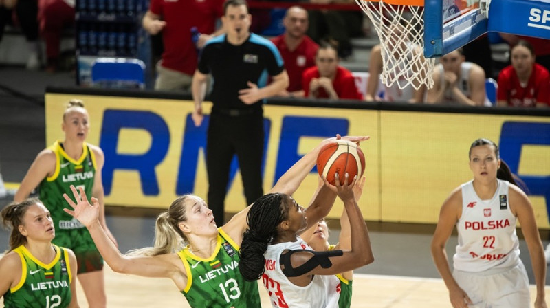 Gintare Petronīte un Stefānija Mavunga. Foto: EuroBasket Women