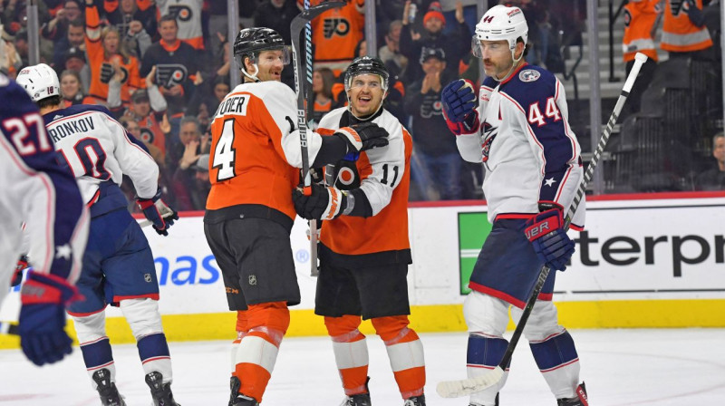 Filadelfijas "Flyers" hokejisti Šons Kuturjē (Nr. 14) un Treviss Koneknijs (Nr. 11) pēc vārtu guvuma. Foto: Eric Hartline/USA Today Sports/Scanpix