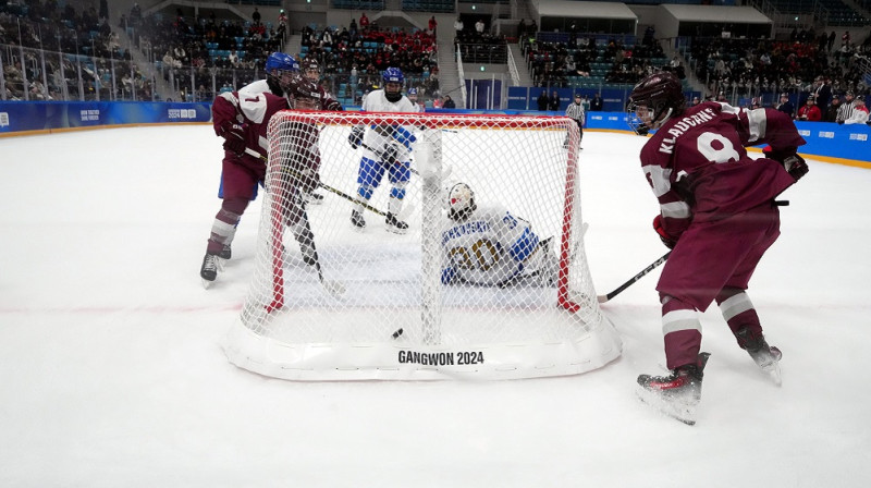 Latvijas 3x3 hokejisti nogādā ripu pretinieku vārtos. Foto: Edijs Pālens, LETA, LOK
