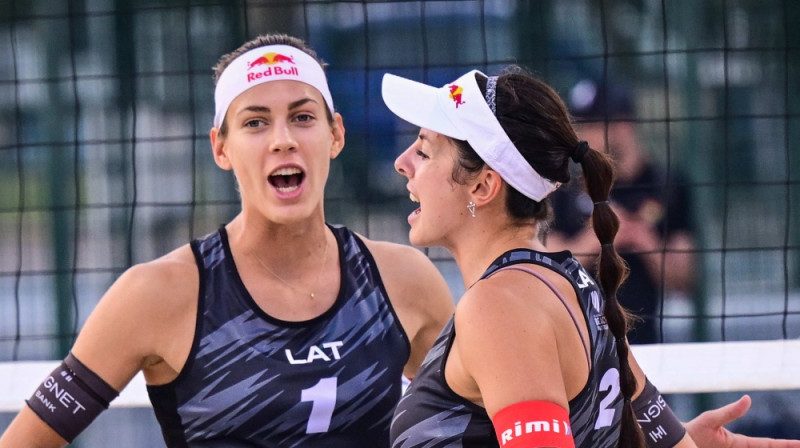 Tīna Graudiņa un Anastasija Samoilova. Foto: volleyballworld.com