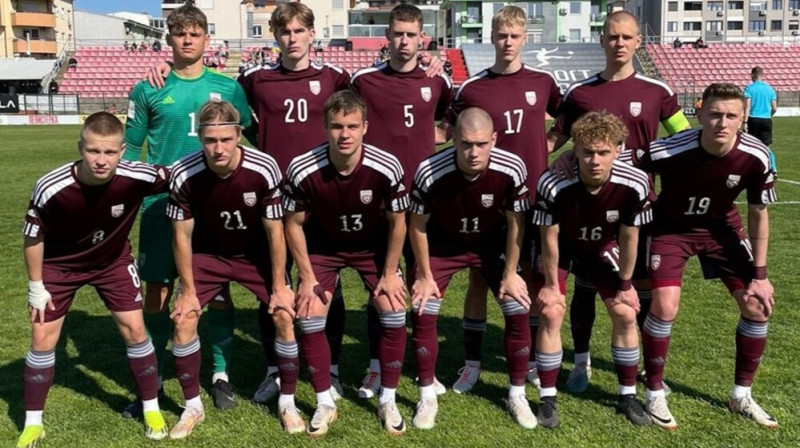 Latvijas U19 valstsvienība pirms spēles pret Ukrainu. Foto: LFF