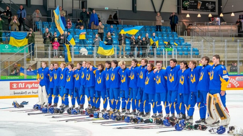 Ukrainas U18 hokeja valstsvienība pēc uzvaras pār Austriju. Foto: Федерація хокею України