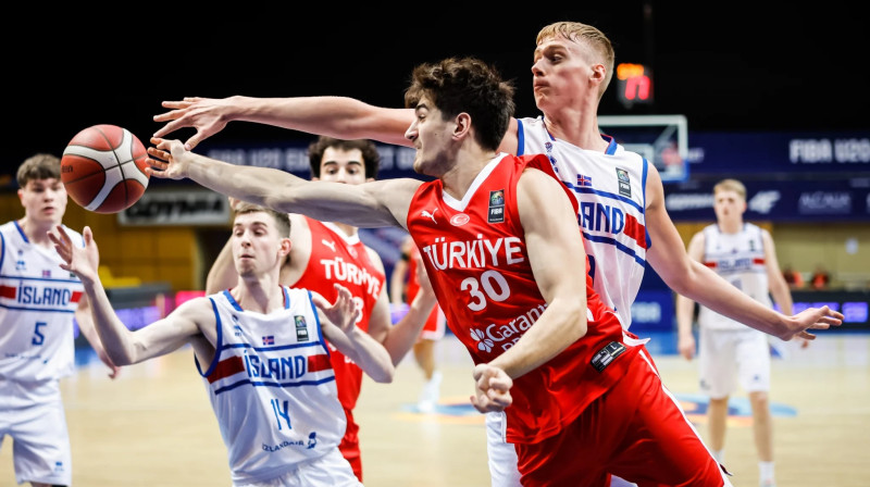 Mirklis no Islandes un Turcijas U20 valstsvienību spēles. Foto: FIBA