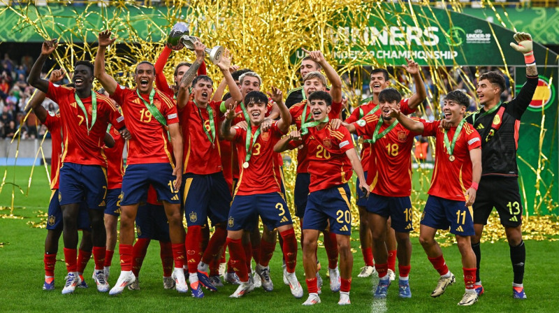 Spānijas futbolisti pēc triumfa Eiropas U19 meistarsacīkstēs Ziemeļīrijā. Foto: Selección Española Masculina de Fútbol