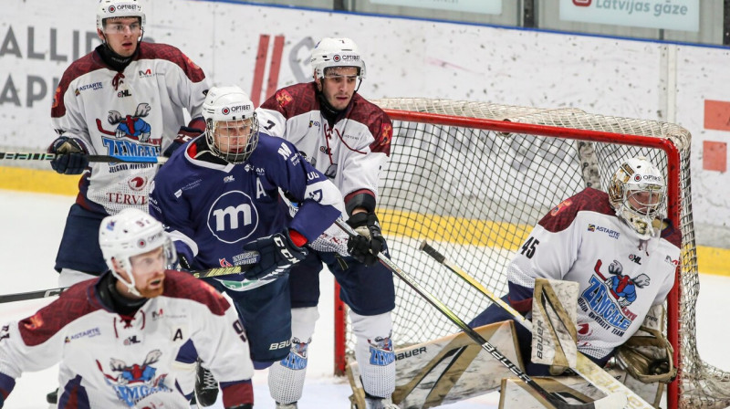 Elviss Želubovskis Jelgavas "Zemgales"/LBTU hokejistu ielenkumā. Foto: LHF