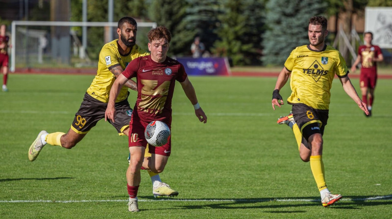 Andris Glaudāns ("Jelgava") uzbrukumā pret "Tukumu 2000"/"Telms". Foto: FS Jelgava