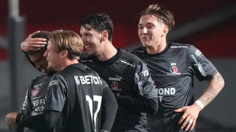 Dario Šits ar komandas biedriem. Foto: Helmond Sport