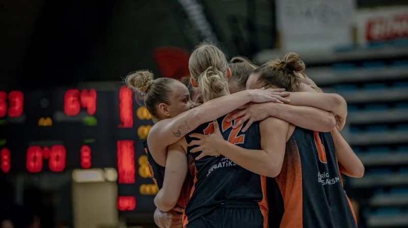 TTT basketbolistes pēc pirmās uzvaras Eiropas kausā. Foto: EuroCup Women