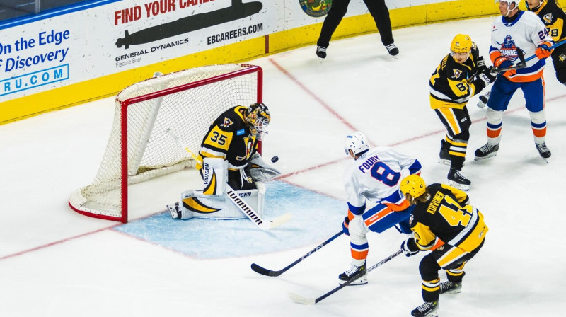 Mirklis no Bridžportas "Islanders" un Vilksberijas un Skrentonas "Penguins" spēles. Foto: Wilkes-Barre/Scranton Penguins